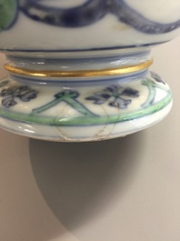 A rare Chinese export porcelain urn and cover, Kangxi/Yongzheng, 1st quarter 18th C.