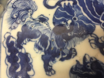 A Chinese octagonal blue and white dish with foo dogs, 19th C.
