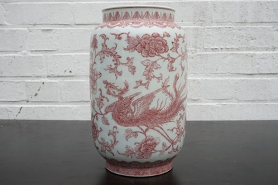 Un vase en porcelaine de Chine au dragon et ph&eacute;nix en rouge de cuivre, marque et p&eacute;riode de Qianlong