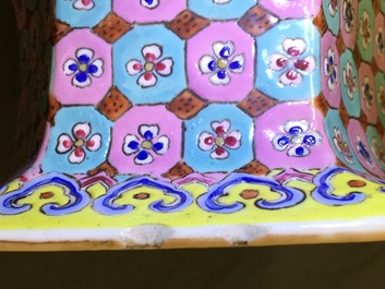 Une paire de vases hexagonaux en porcelaine de Chine famille rose, 19&egrave;me