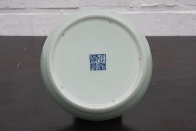 Een Chinese celadon penselenwasser, Qianlong merk en periode