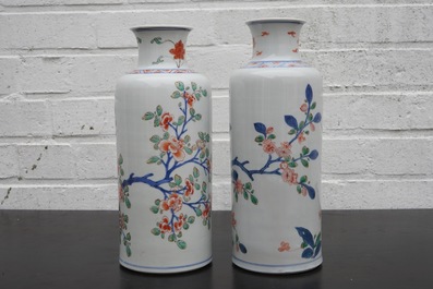 Une paire de vases en porcelaine de Chine famille verte de type rolwagen, Kangxi