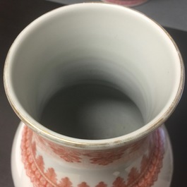 Un vase en porcelaine de Chine famille rose &agrave; d&eacute;cor d'un paon, 20&egrave;me