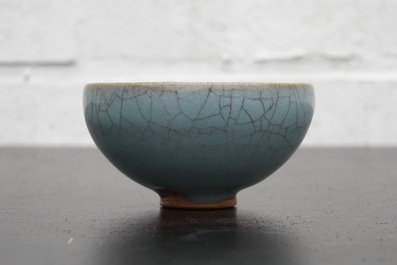 Un bol en porcelaine de Chine de type Junyao, prob. Dynastie Song, 10/13&egrave;me