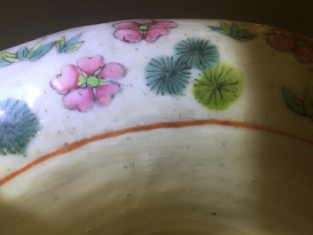 Un grand vase en porcelaine de Chine famille rose au dragons et chiens de fo, 19&egrave;me