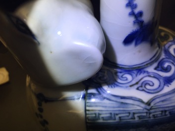 Un kendi en forme d'&eacute;l&eacute;phant en porcelaine de Chine bleu et blanc, Dynastie Ming, Wanli, 1573-1619