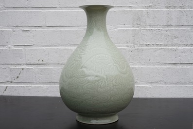 Een Chinese celadon yuhuchunping vaas met onderglazuur decor van een draak, 19/20e eeuw