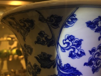 Un vase gu en porcelaine de Chine bleu et blanc &agrave; d&eacute;cor de fleurs de lotus, Kangxi