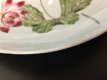 Une assiette en porcelaine de Chine famille rose aux canards, 19&egrave;me
