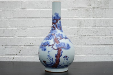 Een Chinese flesvormige vaas met blauw en onderglazuur rood decor van kraanvogels, 19/20e eeuw