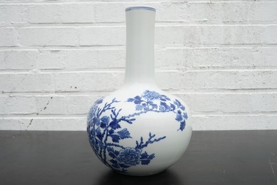 Un vase de forme bouteille en porcelaine de Chine bleu et blanc, 20&egrave;me