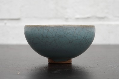 Un bol en porcelaine de Chine de type Junyao, prob. Dynastie Song, 10/13&egrave;me