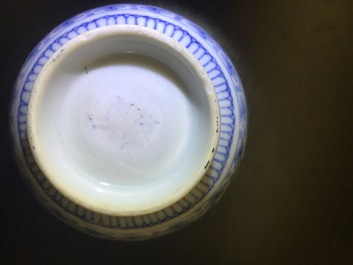 Une tasse Bencharong et son couvercle en porcelaine de Chine pour le march&eacute; thai, 18/19&egrave;me
