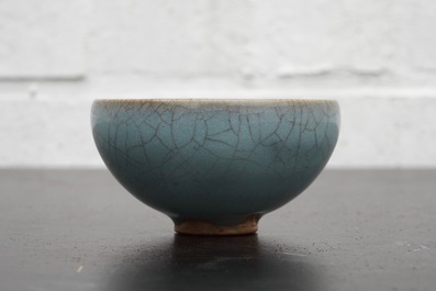 Un bol en porcelaine de Chine de type Junyao, prob. Dynastie Song, 10/13&egrave;me