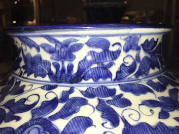 Een grote Chinese blauw-witte balustervormige vaas met figuratief decor, Ming Dynastie