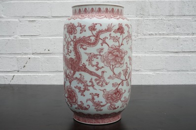 Un vase en porcelaine de Chine au dragon et ph&eacute;nix en rouge de cuivre, marque et p&eacute;riode de Qianlong