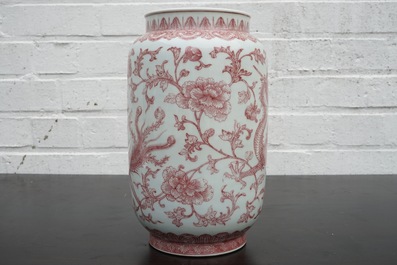 Un vase en porcelaine de Chine au dragon et ph&eacute;nix en rouge de cuivre, marque et p&eacute;riode de Qianlong