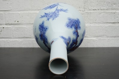Een Chinese flesvormige vaas met blauw en onderglazuur rood decor van kraanvogels, 19/20e eeuw