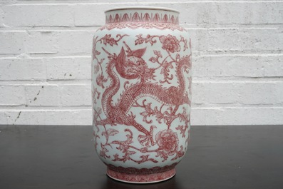 Un vase en porcelaine de Chine au dragon et ph&eacute;nix en rouge de cuivre, marque et p&eacute;riode de Qianlong