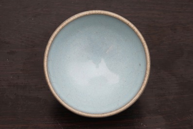 Un bol en porcelaine de Chine de type Junyao, prob. Dynastie Song, 10/13&egrave;me