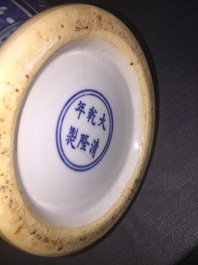 Une grande paire de vases en porcelaine de Chine bleu et blanc, 19&egrave;me