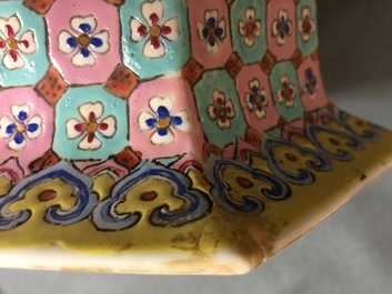 Une paire de vases hexagonaux en porcelaine de Chine famille rose, 19&egrave;me