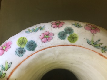 Un grand vase en porcelaine de Chine famille rose au dragons et chiens de fo, 19&egrave;me