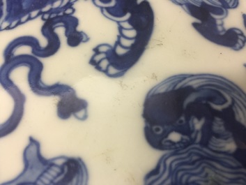 Een blauw-witte Chinese octagonale schotel met foo honden, 19e eeuw