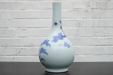 Un vase en porcelaine de Chine &agrave; d&eacute;cor bleu et rouge de grues, 19/20&egrave;me