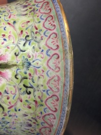 Un vase en porcelaine de Chine famille rose d'&eacute;poque R&eacute;publique, 20&egrave;me