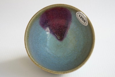 Un bol en porcelaine de Chine de type Junyao, prob. Dynastie Song, 10/13&egrave;me