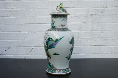Un vase et son couvercle en porcelaine de Chine famille verte, 19&egrave;me