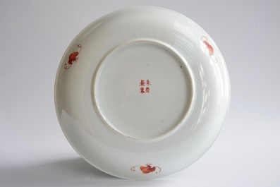 Une assiette en porcelaine de Chine de style Dayazhai au fond turquoise, 19/20&egrave;me