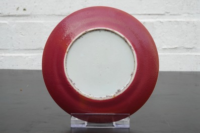 Une assiette en porcelaine de Chine &agrave; d&eacute;cor d'un paysage sur fond rouge rubis, 19/20&egrave;me