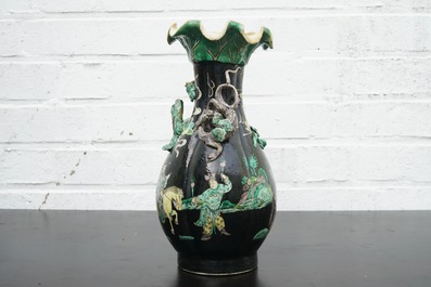 Un vase en forme de lotus en porcelaine de Chine famille noire, 19&egrave;me