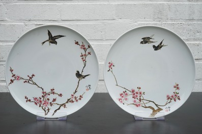 Een set van 4 Chinese famille rose borden met vogels en bloemen, 20e eeuw