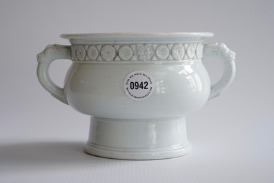 Un br&ucirc;le-parfum en porcelaine blanc de Chine de Dehua &agrave; d&eacute;cor appliqu&eacute; et grav&eacute;, Kangxi