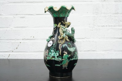 Een Chinese lotusvormige famille noire vaas met opgelegde draken, 19e eeuw