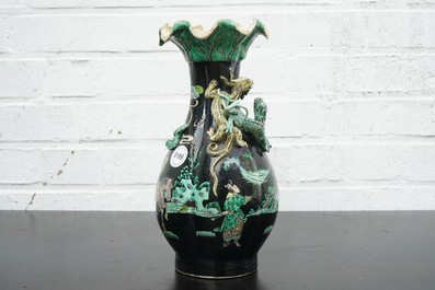 Un vase en forme de lotus en porcelaine de Chine famille noire, 19&egrave;me