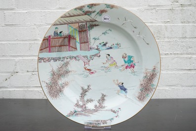 Un plat en porcelaine de Chine famille rose &agrave; d&eacute;cor de &quot;La P&ecirc;che&quot;, Yongzheng, 1723-1735
