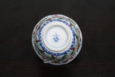 Un lot de 6 tasses et 7 soucoupes en porcelaine de Chine famille verte aux coqs, Kangxi