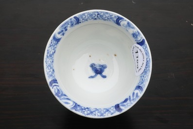 Une tasse &agrave; vin &agrave; double parois en porcelaine de Chine bleu et blanc, Kangxi