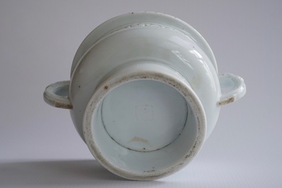 Un br&ucirc;le-parfum en porcelaine blanc de Chine de Dehua &agrave; d&eacute;cor appliqu&eacute; et grav&eacute;, Kangxi