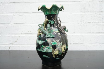 Un vase en forme de lotus en porcelaine de Chine famille noire, 19&egrave;me