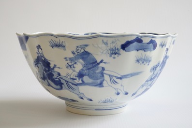 Een Chinese blauw-witte soft paste kom met ruiterdecor, Kangxi