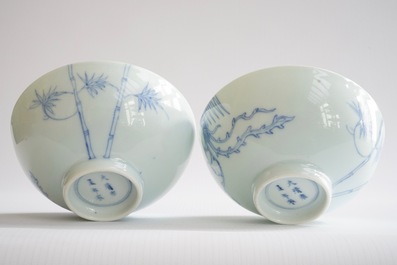 Een paar Chinese blauw-witte &quot;phoenix over de rand&quot; kommen, Yongzheng merk en mog. periode