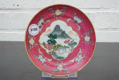 Une assiette en porcelaine de Chine &agrave; d&eacute;cor d'un paysage sur fond rouge rubis, 19/20&egrave;me