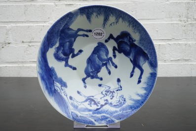 Een blauw-witte Chinese kom met decor van paarden, Kangxi