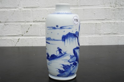 Een blauw-witte Chinese vaas met een bergachtig rivierlandschap, Kangxi