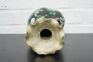 Un vase en forme de lotus en porcelaine de Chine famille noire, 19&egrave;me